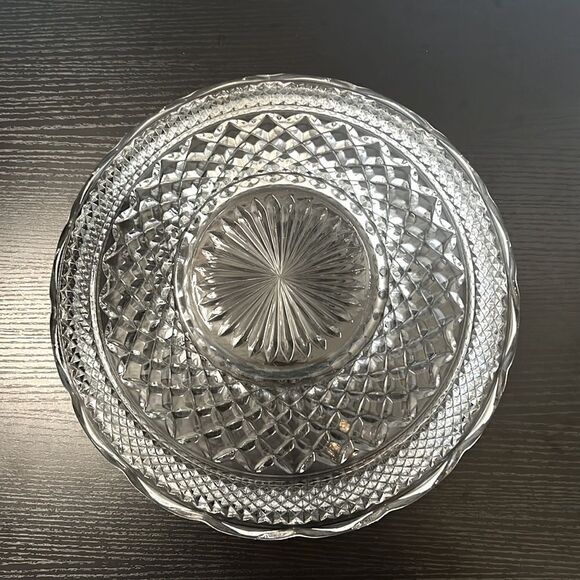 Beautiful Vintage Anchor Hocking Large Decorative Glass Bowl - Picture 3 of 3